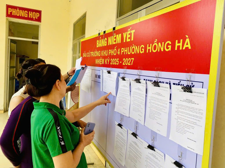 Cử tri khu 4, phường Hồng Hà (TP Hạ Long) đến nhà văn hóa nắm bắt các thông tin về bầu cử trưởng khu phố nhiệm kỳ 2025-2027