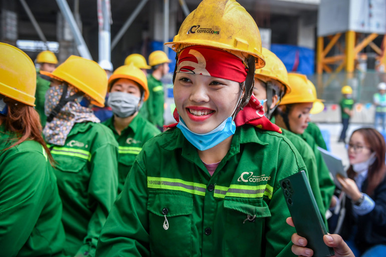 Nữ công nhân người Lò Thị Thiêm rạng rỡ trong sự kiện Xây Tết 2024 do Báo Nhân Dân và Tập đoàn Coteccons tổ chức.