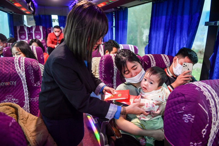 Những bao lì xì được trao đi trên chuyến xe nghĩa tình.