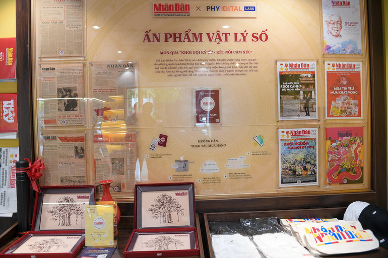 Không gian trưng bày có bán nhiều quà tặng độc đáo, trong đó có nhiều sản phẩm như áo, mũ, túi, tranh với logo của Báo Nhân Dân.