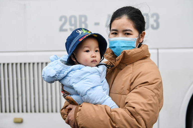 Di chuyển về Hà Nội từ 4 giờ sáng để bắt kịp... chuyến xe yêu thương, gia đình chị Cao Thị Quyên không giấu nổi niềm vui mừng vì đã tiết kiệm được rất nhiều chi phí trong dịp Tết này.