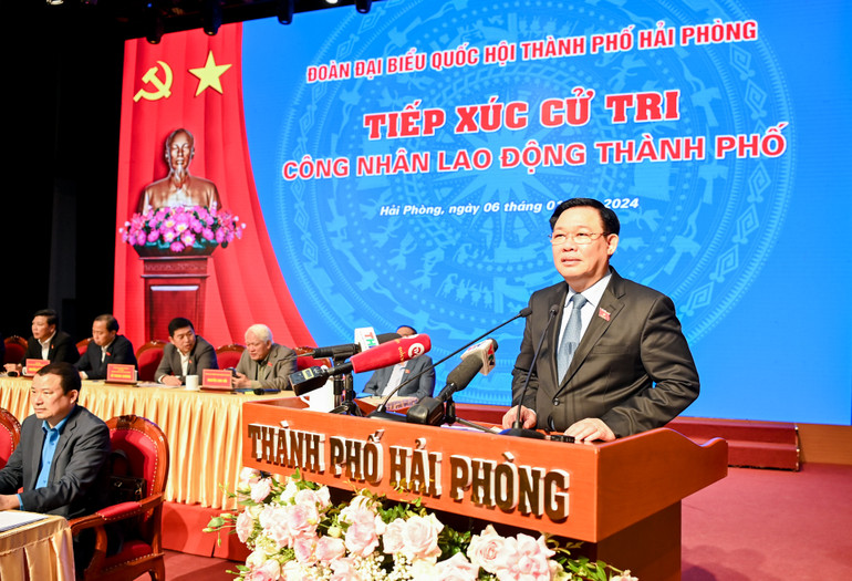 Chủ tịch Quốc hội Vương Đình Huệ phát biểu trao đổi, giải đáp ý kiến, kiến nghị của cử tri. Chủ tịch Quốc hội Vương Đình Huệ phát biểu trao đổi, giải đáp ý kiến, kiến nghị của cử tri.