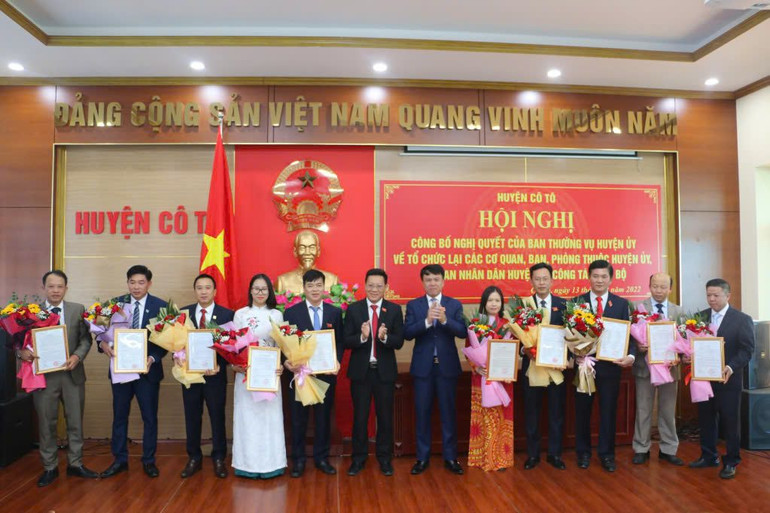 Lãnh đạo Huyện ủy, UBND huyện Cô Tô trao quyết định tổ chức lại các cơ quan chuyên trách tham mưu, giúp việc Huyện ủy và các phòng chuyên môn trực thuộc UBND huyện. (Ảnh: Hồng Phương)