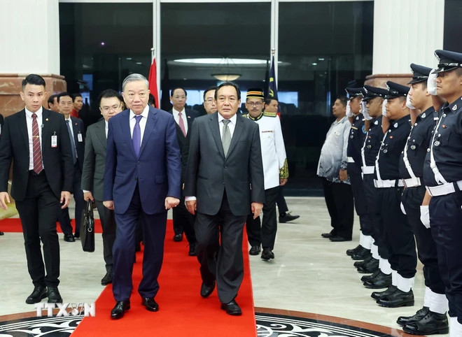 Chủ tịch Thượng viện Malaysia Awang Bemee Awang Ali Basah đón Tổng Bí thư Tô Lâm. (Ảnh: Thống Nhất/TTXVN) Chủ tịch Thượng viện Malaysia Awang Bemee Awang Ali Basah đón Tổng Bí thư Tô Lâm. (Ảnh: Thống Nhất/TTXVN)