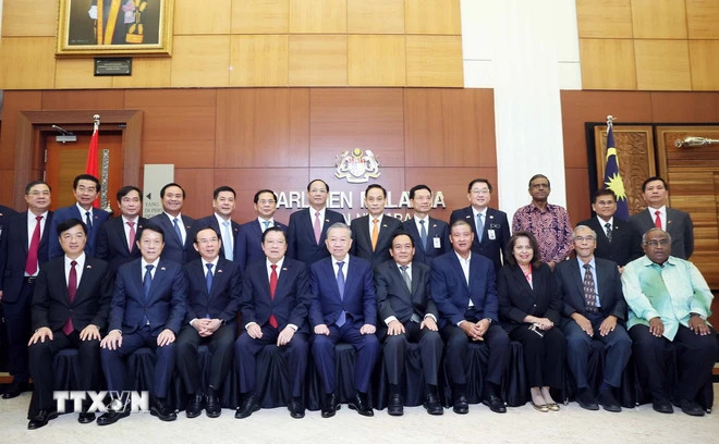 Tổng Bí thư Tô Lâm, Chủ tịch Thượng viện Malaysia Awang Bemee Awang Ali Basah và các đại biểu chụp ảnh chung. (Ảnh: Thống Nhất/TTXVN) Tổng Bí thư Tô Lâm, Chủ tịch Thượng viện Malaysia Awang Bemee Awang Ali Basah và các đại biểu chụp ảnh chung. (Ảnh: Thống Nhất/TTXVN)