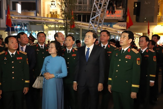 Các đại biểu tham quan triển lãm.