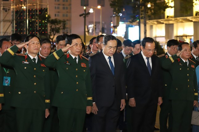 Đoàn đại biểu dành một phút mặc niệm tưởng nhớ Chủ tịch Hồ Chí Minh.