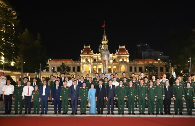 Đoàn đại biểu chụp ảnh lưu niệm trước Tượng đài Chủ tịch Hồ Chí Minh