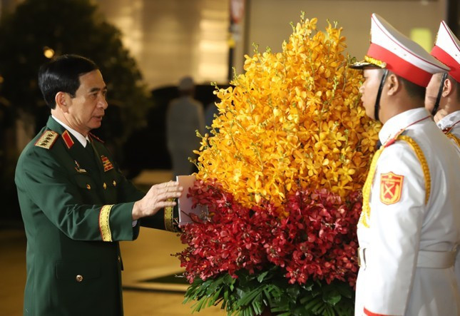 Đại tướng Phan Văn Giang, Bộ trưởng Quốc phòng thực hiện nghi thức chỉnh hoa.