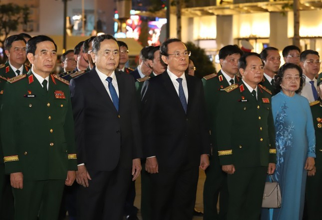 Các vị lãnh đạo Đảng, Nhà nước, Quân đội, Thành phố Hồ Chí Minh thành kính tưởng nhớ Chủ tịch Hồ Chí Minh - người đã dành trọn cuộc đời cho sự nghiệp cách mạng, cho độc lập dân tộc, cho cuộc sống ấm no, hạnh phúc của nhân dân.