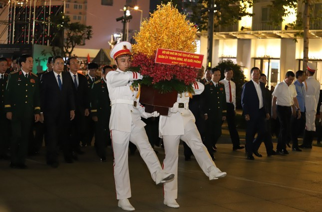 Đoàn đại biểu Đảng, Nhà nước, Quân ủy Trung ương, Bộ Quốc phòng dâng hoa tưởng nhớ Chủ tịch Hồ Chí Minh.