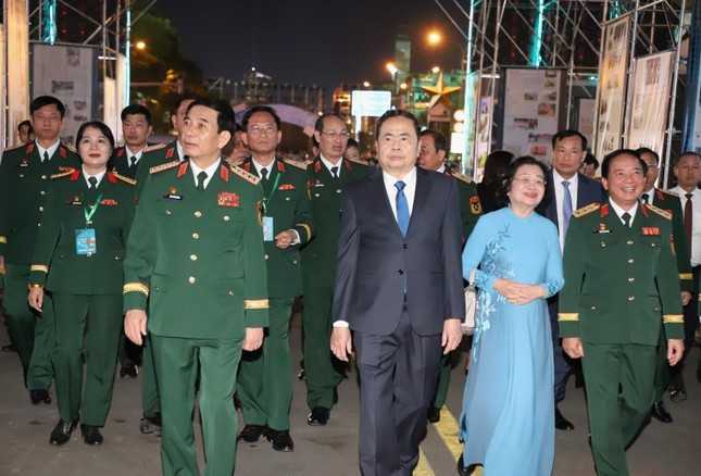 Các vị lãnh đạo Đảng, Nhà nước, Quân ủy Trung ương, Bộ Quốc phòng đến dự chương trình hòa nhạc và biểu diễn nghệ thuật "Bài ca không quên".