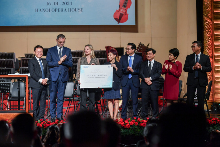 Không chỉ để lại dư âm về nghệ thuật, đêm nhạc còn trao tặng trực tiếp số tiền 113 triệu đồng cho Coup de Pouce Việt Nam để làm từ thiện. (Ảnh: Thành Đạt) Không chỉ để lại dư âm về nghệ thuật, đêm nhạc còn trao tặng trực tiếp số tiền 113 triệu đồng cho Coup de Pouce Việt Nam để làm từ thiện. (Ảnh: Thành Đạt)
