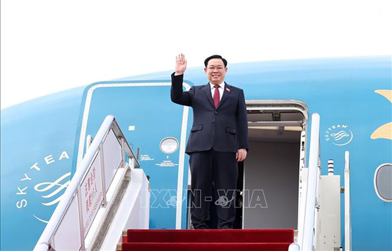 [Ảnh] Chủ tịch Quốc hội Vương Đình Huệ đến Bắc Kinh, bắt đầu thăm chính thức Trung Quốc ảnh 1