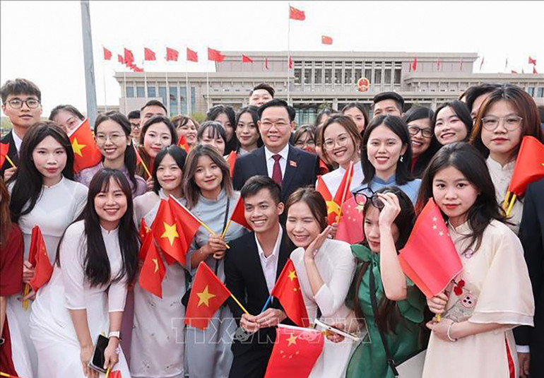 [Ảnh] Chủ tịch Quốc hội Vương Đình Huệ đến Bắc Kinh, bắt đầu thăm chính thức Trung Quốc ảnh 7