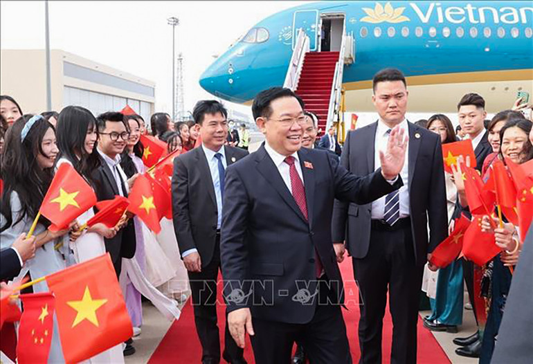 [Ảnh] Chủ tịch Quốc hội Vương Đình Huệ đến Bắc Kinh, bắt đầu thăm chính thức Trung Quốc ảnh 4