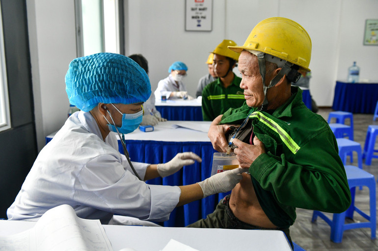 Bên cạnh việc nhận quà, các công nhân cũng được khám bệnh miễn phí,