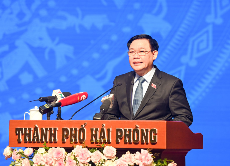 Chủ tịch Quốc hội Vương Đình Huệ phát biểu trao đổi, giải đáp ý kiến, kiến nghị của cử tri. Chủ tịch Quốc hội Vương Đình Huệ phát biểu trao đổi, giải đáp ý kiến, kiến nghị của cử tri.