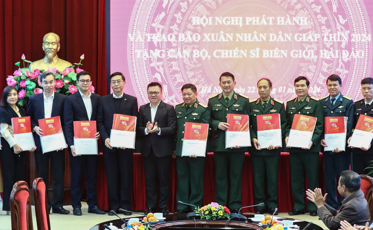 Đồng chí Lê Quốc Minh cùng đại diện một số đơn vị trao tặng báo Xuân cho đại diện các đơn vị nhận báo. Ảnh: THÀNH ĐẠT
