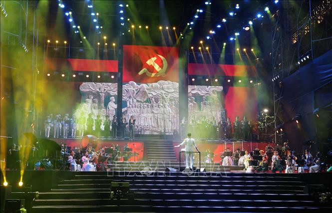 Nhạc cảnh "Lời thề non sông" do nhạc trưởng Lê Ha My điều hành tại chương trình.