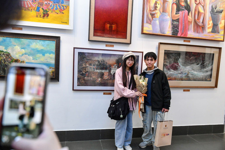 Cuộc thi thu hút nhiều họa sĩ trẻ tham gia. Cuộc thi thu hút nhiều họa sĩ trẻ tham gia.