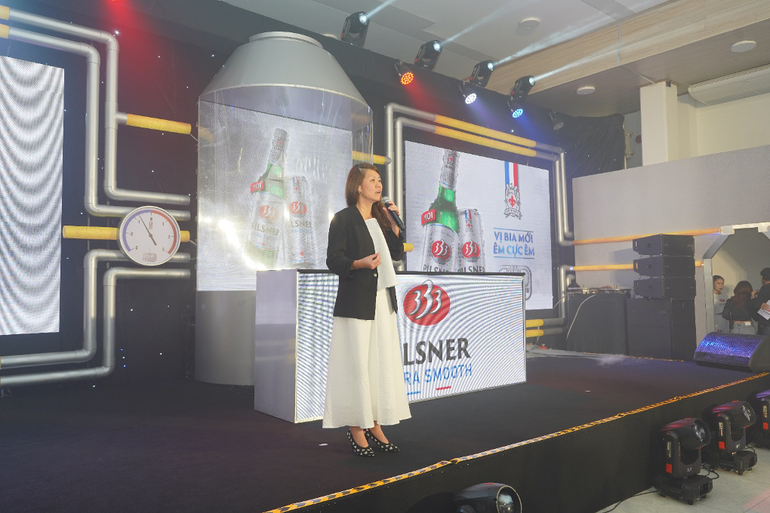 Bà Patsy Lim - Phó tổng giám đốc Marketing &amp; Truyền thông SABECO chia sẻ câu chuyện sản phẩm của 333 Pilsner tại sự kiện ra mắt tối ngày 6/8/2024.