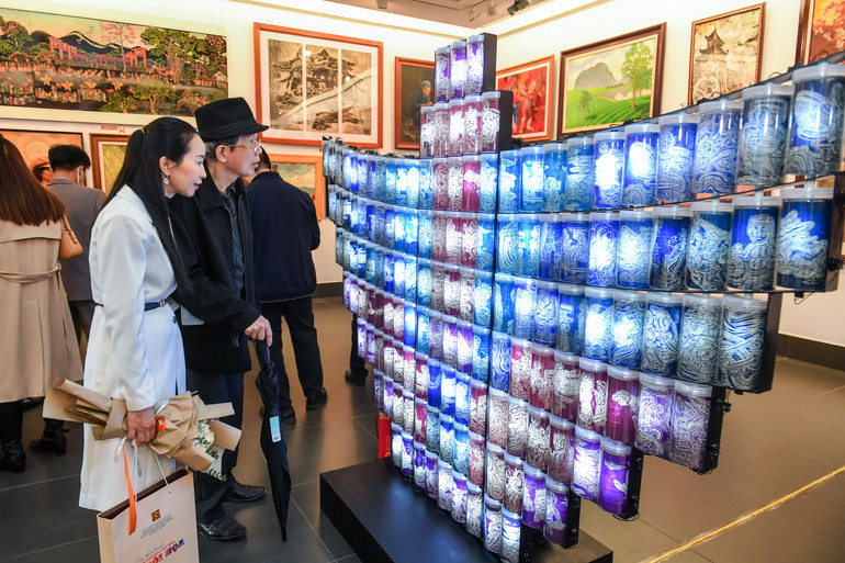 "Tiên nữ, cánh diều và mái đình" của tác giả Phạm Hùng Anh. "Tiên nữ, cánh diều và mái đình" của tác giả Phạm Hùng Anh.