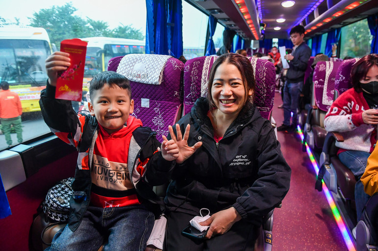 Niềm vui trên chuyến xe nghĩa tình.