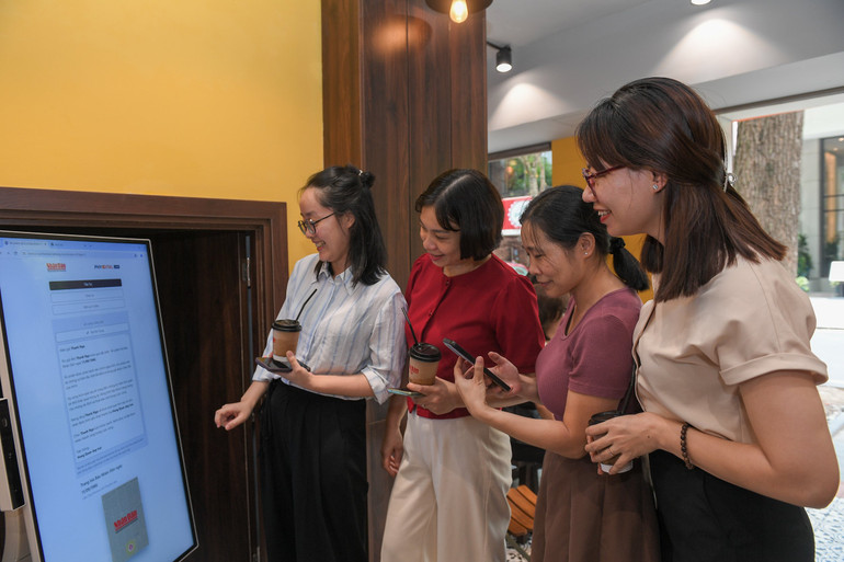 Các bạn trẻ thích thú trải nghiệm công nghệ "Quà tặng vật lý số Báo Nhân Dân".