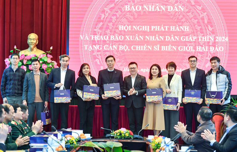 Đồng chí Lê Quốc Minh trao quà tri ân tặng đại diện các đơn vị đồng hành và nhà tài trợ. Ảnh: THÀNH ĐẠT