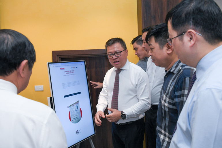 Tổng Biên tập Báo Nhân Dân Lê Quốc Minh giới thiệu "Ấn phẩm vật lý số Báo Nhân Dân" với các đại biểu.