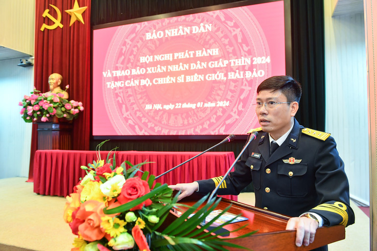 Thượng tá Mai Xuân Hưởng, Phó Trưởng phòng Tuyên huấn, Cục Chính trị Hải quân phát biểu tại buổi lễ. Ảnh: THÀNH ĐẠT