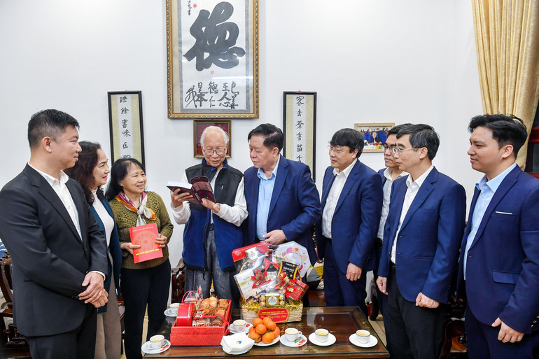 Đồng chí Nguyễn Trọng Nghĩa trao đổi, trò chuyện cùng Phó Giáo sư, Tiến sĩ Nguyễn Tất Thắng. (Ảnh: THÀNH ĐẠT) Đồng chí Nguyễn Trọng Nghĩa trao đổi, trò chuyện cùng Phó Giáo sư, Tiến sĩ Nguyễn Tất Thắng. (Ảnh: THÀNH ĐẠT)