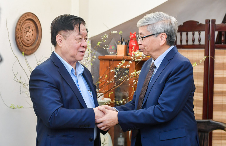 Đồng chí Nguyễn Trọng Nghĩa đến thăm, chúc Tết Giáo sư, Viện sĩ, Tiến sĩ khoa học Đặng Vũ Minh. (Ảnh: THÀNH ĐẠT) Đồng chí Nguyễn Trọng Nghĩa đến thăm, chúc Tết Giáo sư, Viện sĩ, Tiến sĩ khoa học Đặng Vũ Minh. (Ảnh: THÀNH ĐẠT)