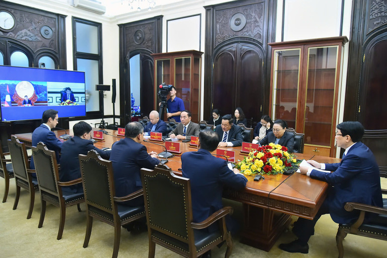 Quang cảnh cuộc hội đàm trực tuyến giữa Chủ tịch nước Lương Cường với Tổng Bí thư, Chủ tịch nước Lào Thongloun Sisoulith.