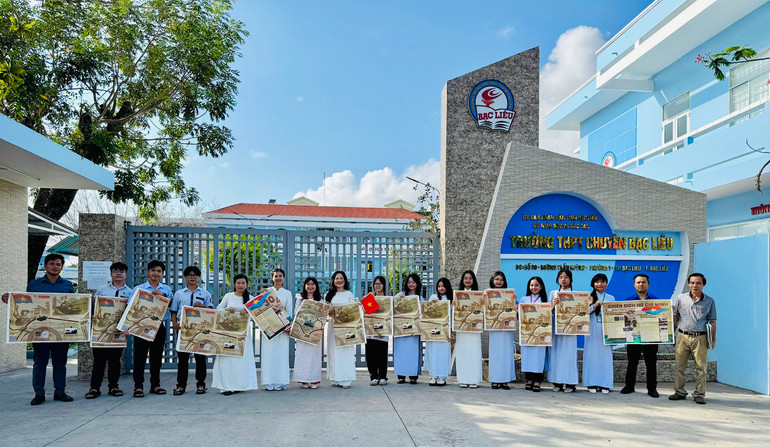 Các em học sinh Trường Trung học phổ thông Chuyên Bạc Liêu phấn khởi đón nhận phụ san đặc biệt của Báo Nhân Dân.