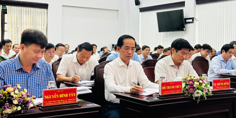 Các đồng chí lãnh đạo và các đại biểu tập trung nghiên cứu, đề xuất nhiều giải pháp giải quyết các nhiệm vụ cấp bách, trọng tâm. Ảnh: TRỌNG DUY