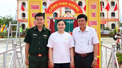 Nguyễn Thùy Trang (giữa) cùng những người thân trước ngày lên đường nhập ngũ. (Ảnh: VĂN ĐÔNG)