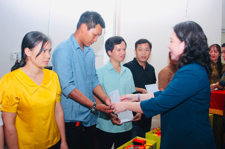 Phó Chủ tịch nước Võ Thị Ánh Xuân trao tặng quà Tết các gia đình khó khăn.