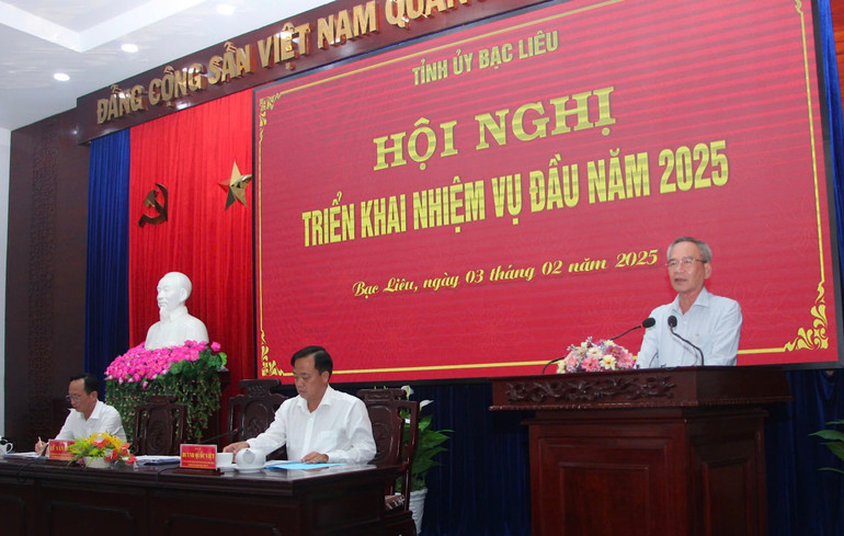 Bí thư Tỉnh ủy Bạc Liêu Lữ Văn Hùng phát biểu chỉ đạo tại hội nghị.