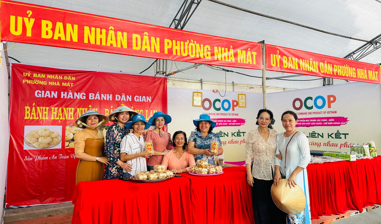 Các phường, các xã vùng ven biển của thành phố Bạc Liêu tích cực tham gia các gian hàng tại ngày hội. (Ảnh: TRỌNG DUY)