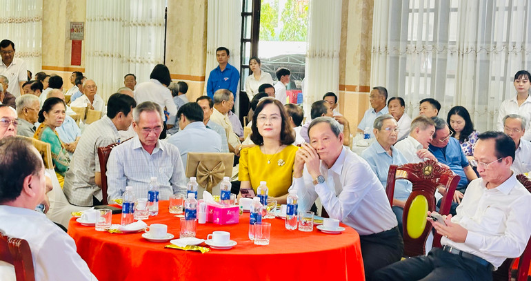 Các đồng chí lãnh đạo chủ chốt, nguyên lãnh đạo chủ chốt tỉnh Bạc Liêu và Cà Mau tại buổi họp mặt. (Ảnh: TRỌNG DUY)