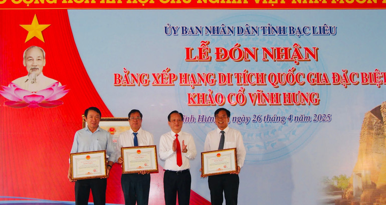 Chủ tịch Ủy ban nhân dân tỉnh Bạc Liêu Phạm Văn Thiều tặng bằng khen cho những tập thể tại lễ đón nhận Bằng xếp hạng Di tích Quốc gia đặc biệt khảo cổ Vĩnh Hưng, ở huyện Vĩnh Lợi.