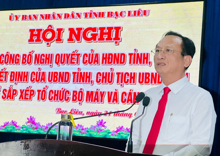 Đồng chí Phạm Văn Thiều, Phó Bí thư Tỉnh ủy, Chủ tịch Ủy ban nhân dân tỉnh Bạc Liêu, phát biểu ý kiến chỉ đạo, giao nhiệm vụ cho các giám đốc, phó giám đốc các sở vừa được trao quyết định bổ nhiệm. Ảnh: TRỌNG DUY