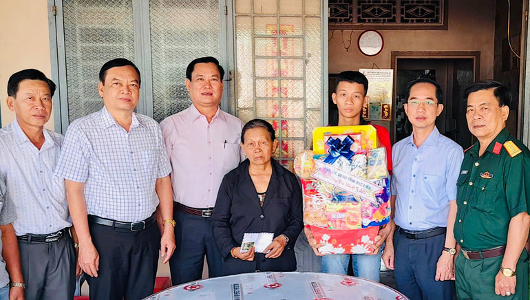 Đồng chí Hồ Thanh Thủy, Trưởng ban Tổ chức Tỉnh ủy Bạc Liêu (thứ hai, bên phải) và lãnh đạo chủ chốt huyện Phước Long thăm, tặng quà gia đình tân binh ở huyện Phước Long.