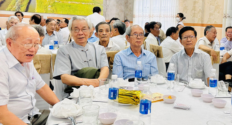 Các đại biểu là cán bộ miền bắc tăng cường cho Bạc Liêu những năm kháng chiến chống Mỹ vô cùng ác liệt và sau ngày miền nam hoàn toàn giải phóng. (Ảnh: TRỌNG DUY)