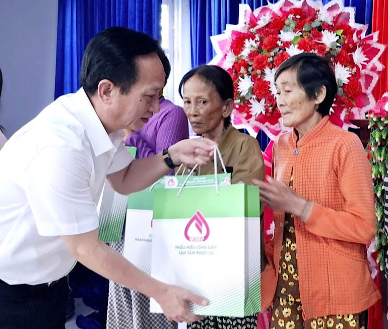 Chủ tịch Ủy ban nhân dân tỉnh Bạc Liêu Phạm Văn Thiều trao quà Tết cho các gia đình chính sách, các hộ nghèo trong tỉnh. (Ảnh: CTV)