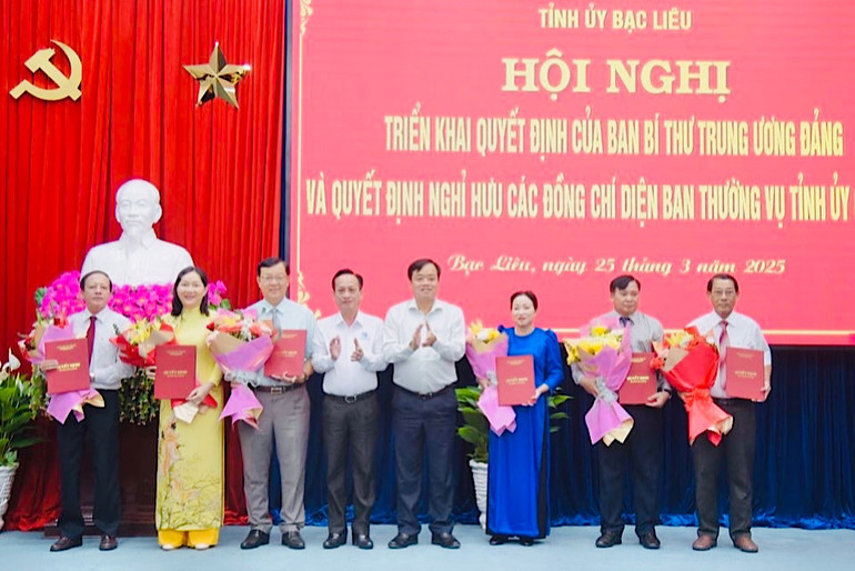 Phó Bí thư Thường trực Tỉnh ủy Bạc Liêu Huỳnh Quốc Việt và Chủ tịch Ủy ban nhân dân tỉnh Bạc Liêu Phạm Văn Thiều trao quyết định và tặng hoa 10 đồng chí thuộc diện Tỉnh ủy quản lý nghỉ hưu trước tuổi đợt 1.