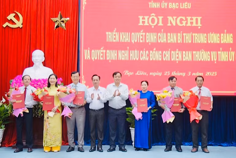 Phó Bí thư Thường trực Tỉnh ủy Bạc Liêu Huỳnh Quốc Việt và Chủ tịch Ủy ban nhân dân tỉnh Bạc Liêu Phạm Văn Thiều trao quyết định và tặng hoa 10 đồng chí thuộc diện Tỉnh ủy quản lý nghỉ hưu trước tuổi đợt 1.