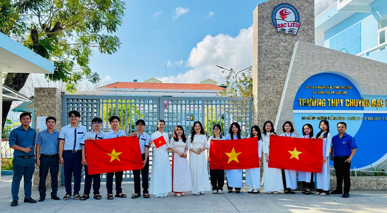 Thầy và trò Trường Trung học phổ thông Chuyên Bạc Liêu đón mừng 50 năm Ngày Giải phóng hoàn toàn miền nam, thống nhất đất nước. (Ảnh: TRỌNG DUY)